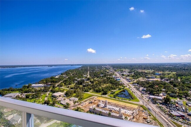 Building Photo - 3000 Oasis Grand Blvd