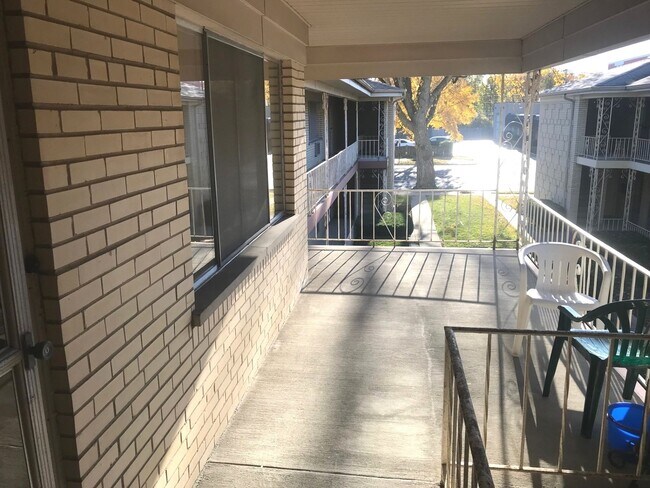 Building Photo - 725 Busse Hwy