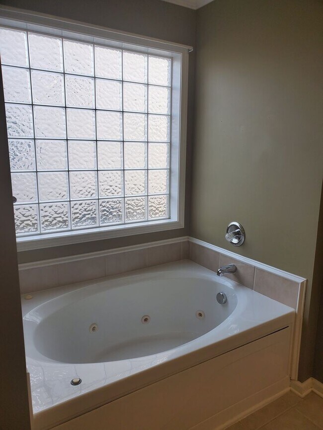 Building Photo - Beautiful 4 Bedroom home in Fayetteville!