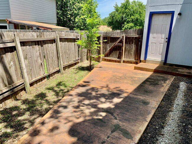 Building Photo - Beautiful 2 Bed/2.5 Bath Home in Round Roc...