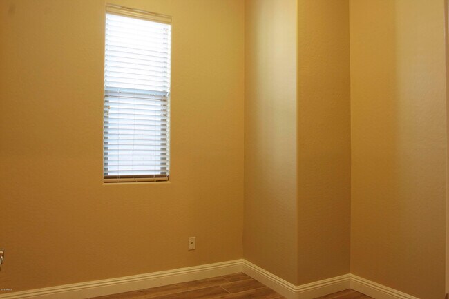 Building Photo - 2413 E Park View Ln