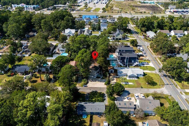 Building Photo - End unit of a Triplex within walking dista...