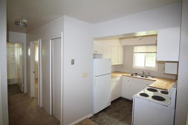 Building Photo - 6000 Metcalf Ln