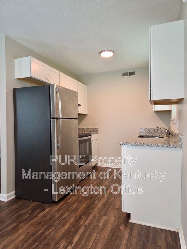Building Photo - 3793 Camelot Dr