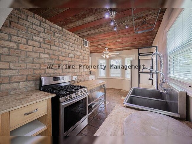 Building Photo - 1429 E Palm Ln