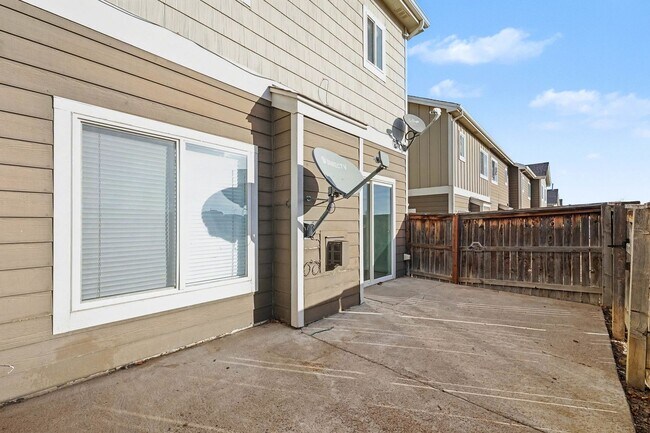 Building Photo - End Unit 3 Bedroom 2 Bath Townhome in Commerce City!