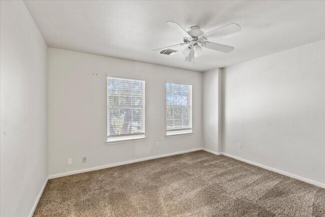 Building Photo - 208 Valona Dr