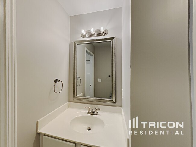 Building Photo - 3012 Brittany Dr