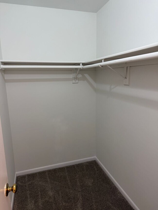 Building Photo - WINDSOR OAKS WEST - Three Bedroom Townhome