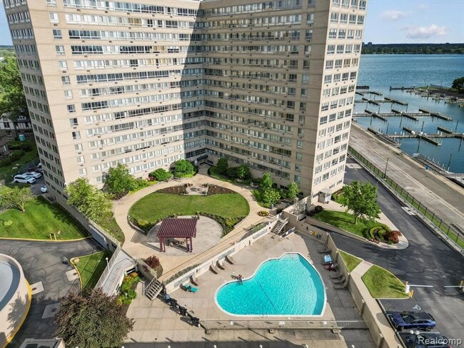 Building Photo - 8900 E Jefferson Ave