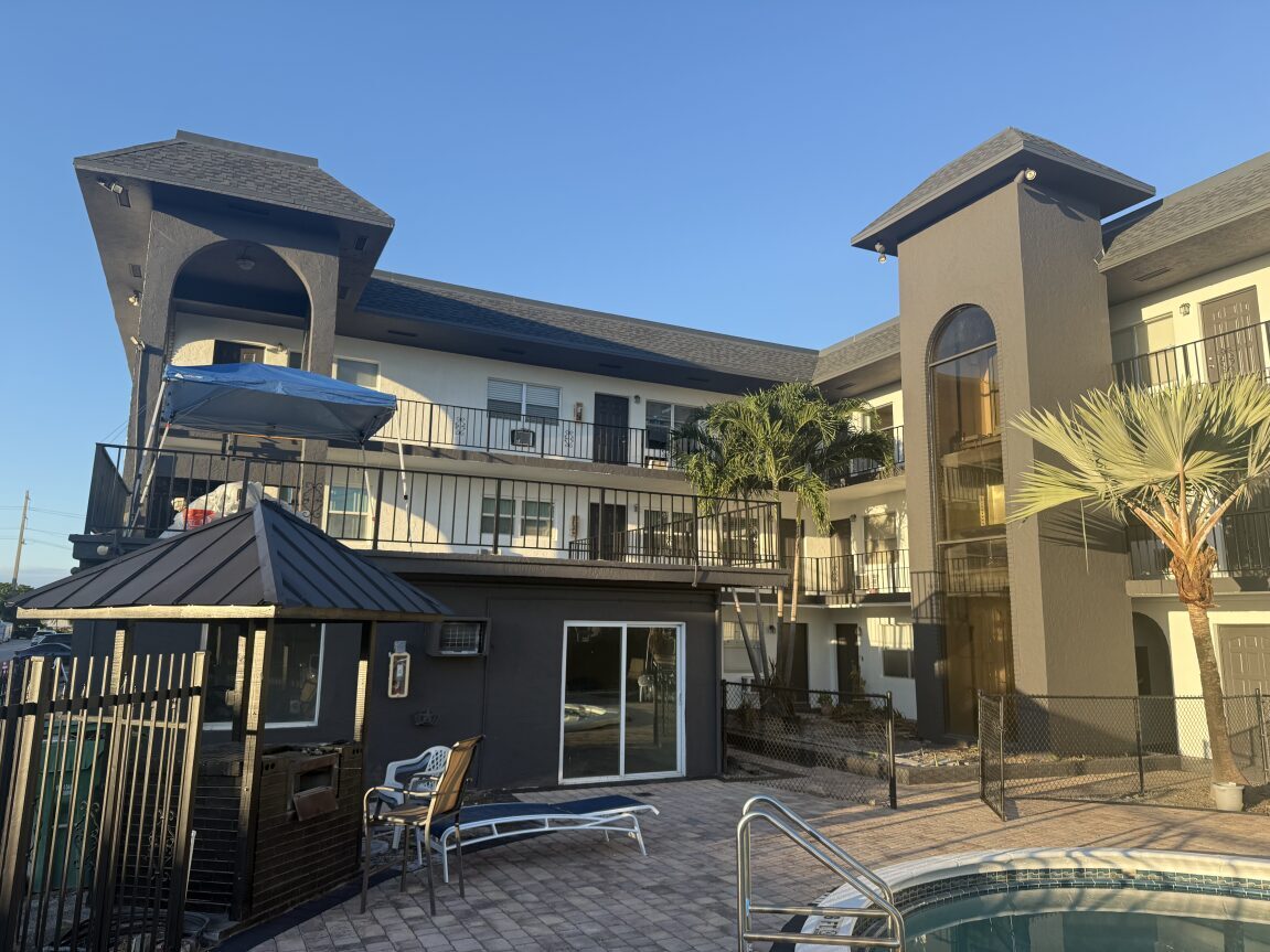 Building Photo - 1100 NE 9th Ave