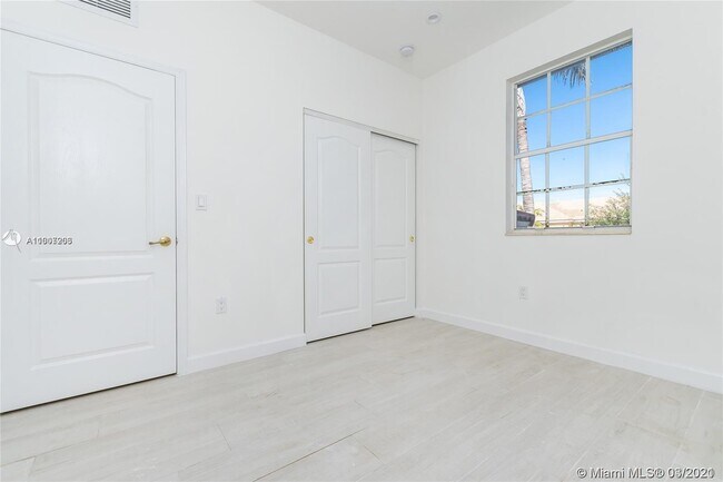 Building Photo - 15244 SW 9th Way
