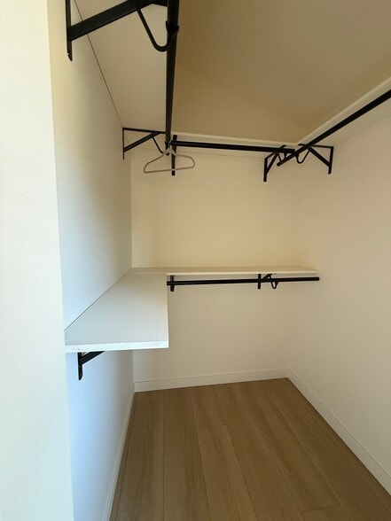 Building Photo - 2115 Hyperion Ave