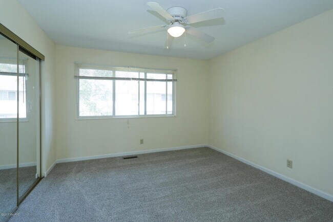 Building Photo - 3520 Kenbrooke Ct