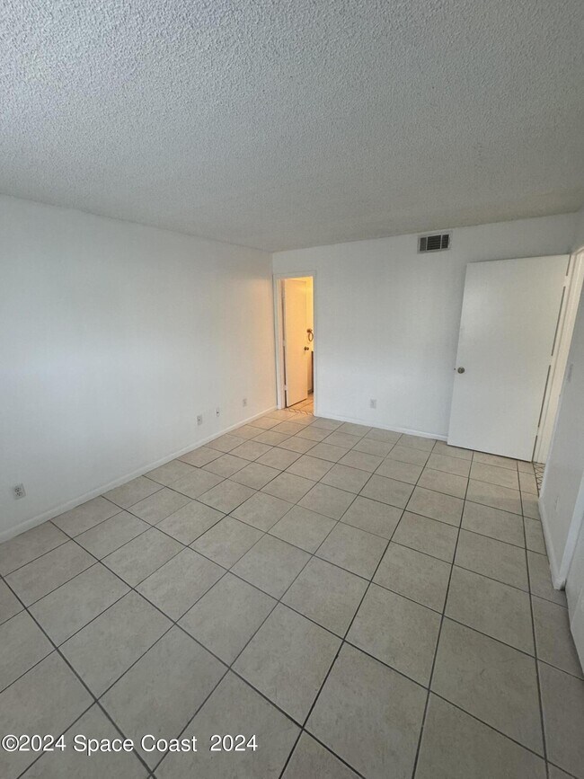 Building Photo - 592 N Wickham Rd