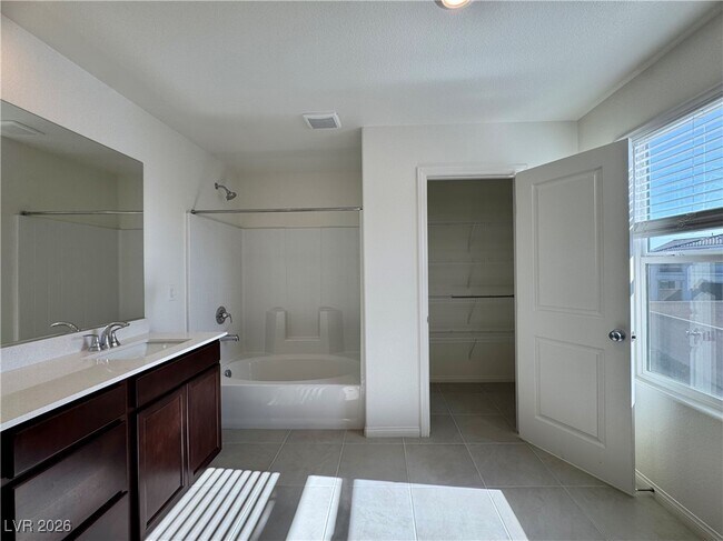 Building Photo - 8109 Minavalle Ave