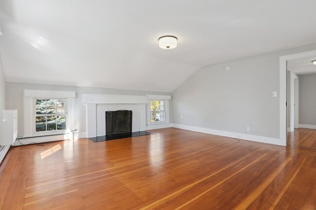 Building Photo - Charming 3-Bedroom in Downtown Niantic