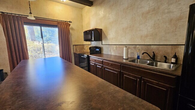 Building Photo - "Chic Urban Living: Cozy 1-Bedroom Condo in Prime Minneapolis Location!"