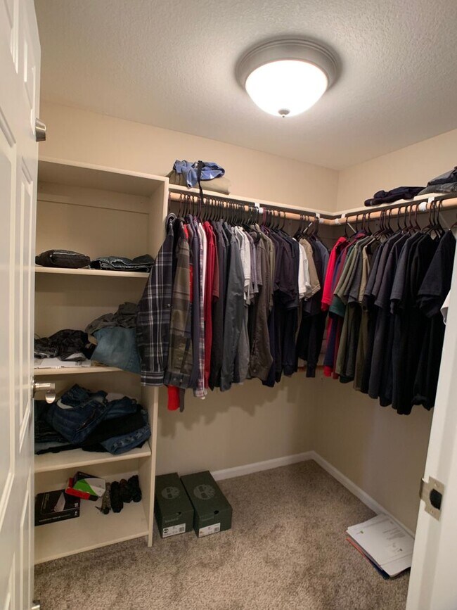 Building Photo - SUPER CUTE DUPLEX ON THE WEST SIDE OF TOWN!