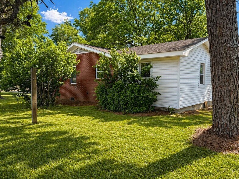 Building Photo - 2042 US-70