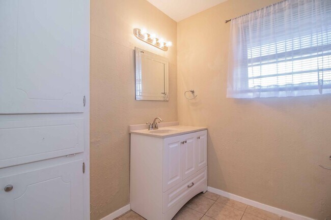 Building Photo - SOUTH HILLS Home on Large Corner Lot!!!!