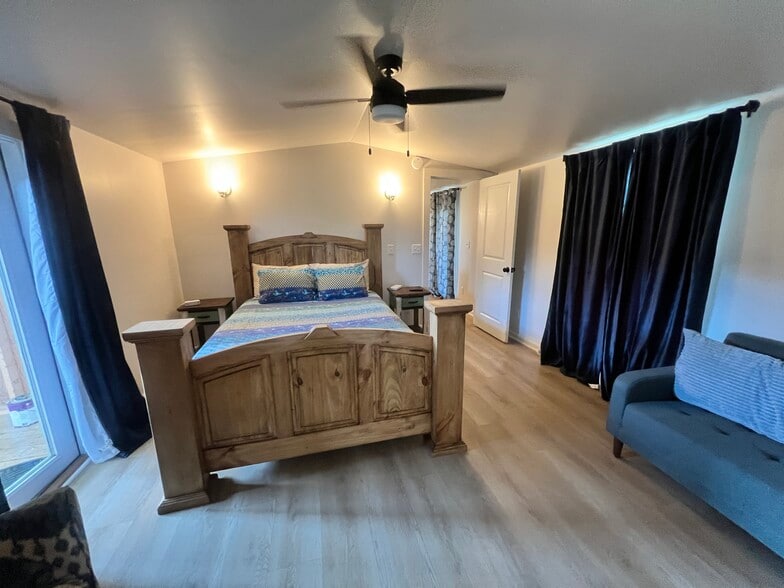 Building Photo - 122 Hall St