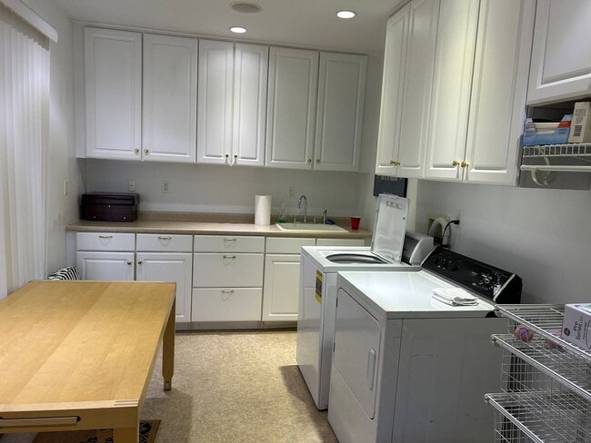 Building Photo - 4 Bedroom 3.5 Bath House Furnished With At...