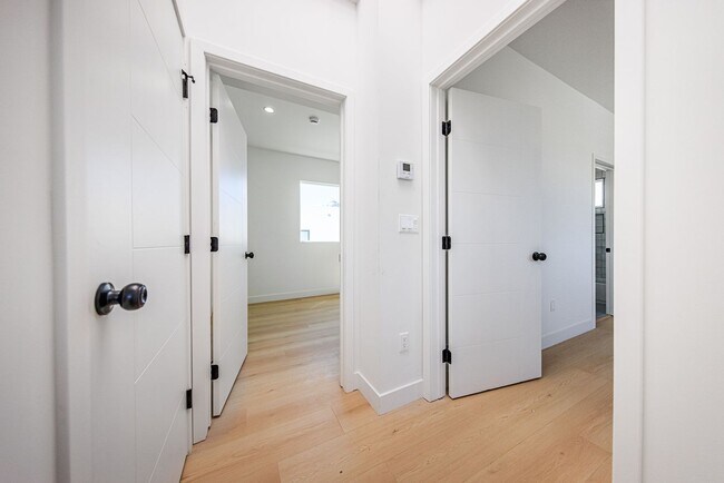 Building Photo - 2847 S Victoria Ave