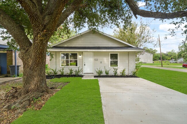 Primary Photo - 1100 Gilbert Ave