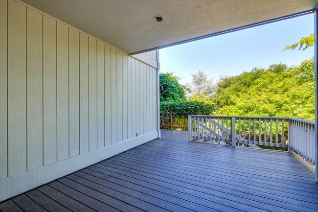 Building Photo - Large 3,767 sqft home on a 10,000 sqft lot- 2 bed located on 1st floor w/ separate entrance - Top...