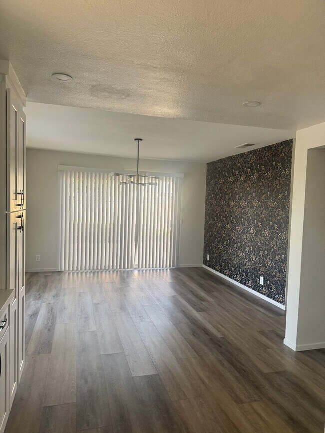 Building Photo - 4 Bed/3Bath