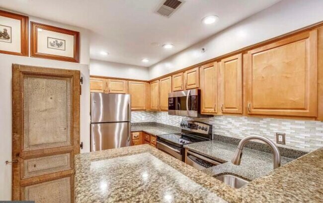 Building Photo - 3175 Summit Square Dr