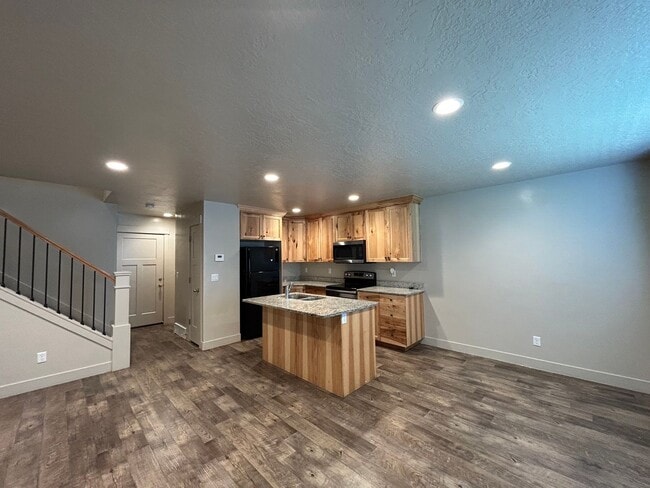Building Photo - 3 Bedroom 2.5 Bathroom Townhome