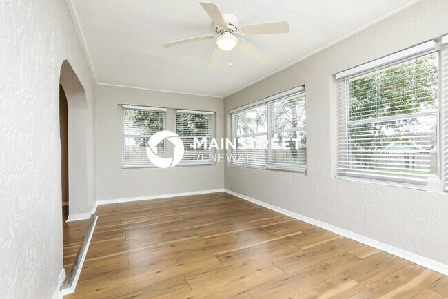 Building Photo - 4 Bedroom Pet-Friendly Home in Clermont, FL with Main Street Renewal