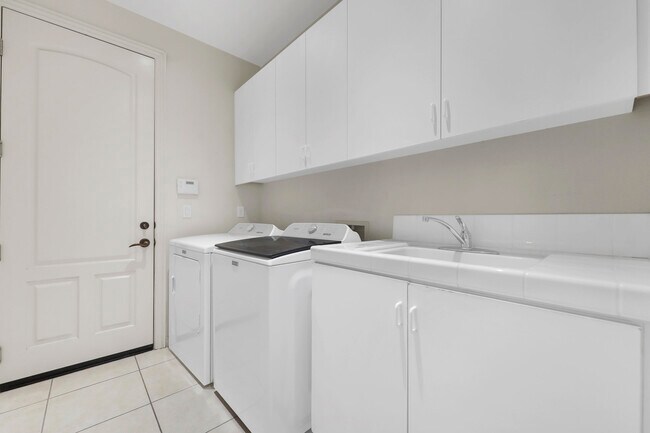 Building Photo - 112 Tesori Dr