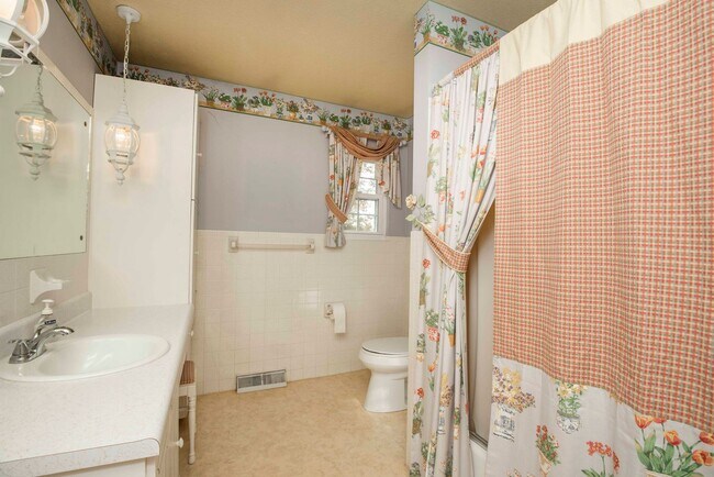 Building Photo - Halls 37938 - 4 bedroom, bath home with 4 garage spaces - Call Susan Niedergeses 865-300-4722