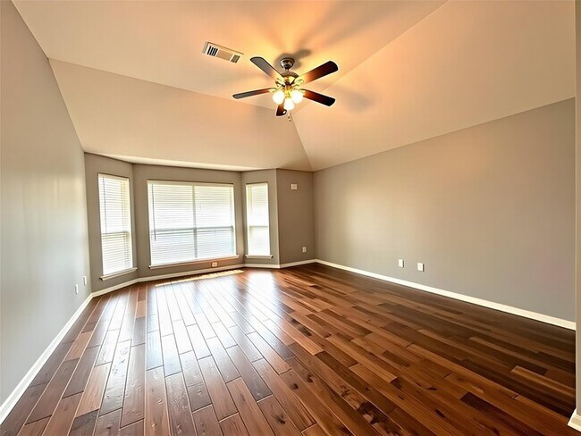 Building Photo - 1423 Greenway Village Dr