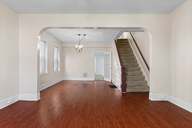 Building Photo - 1348 E 6th St
