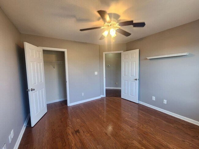 Building Photo - $2500 - 5 Bedrooms 3 Baths + Bonus Room