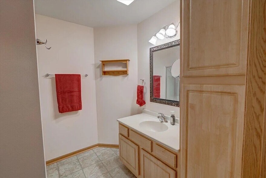 Building Photo - 102 Prairie Heights Dr