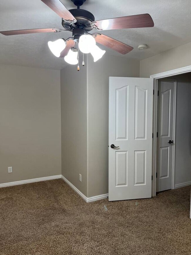 Building Photo - 879 Liberty Ln