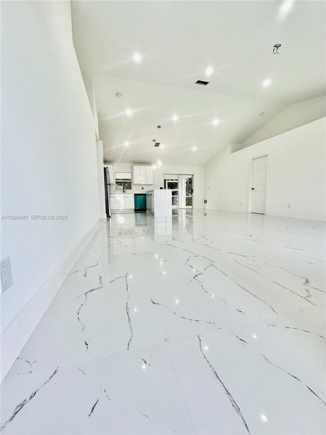 Building Photo - 1716 NE 6th Pl