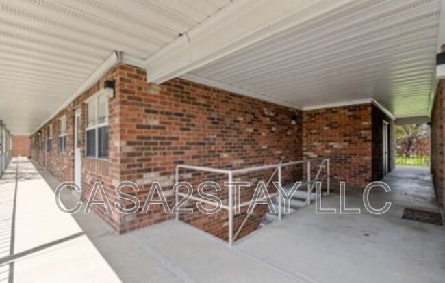 Building Photo - 2105 St Johns Pl