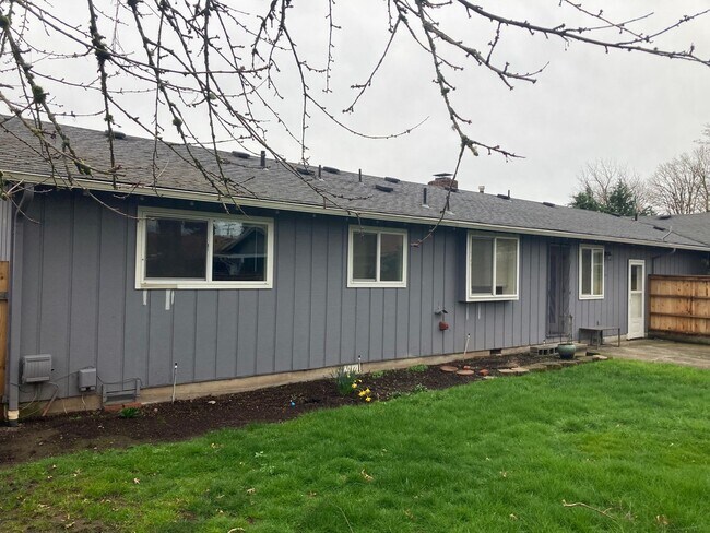 Building Photo - 3 Bedroom, 2 Bathroom in N. Coburg Rd Area