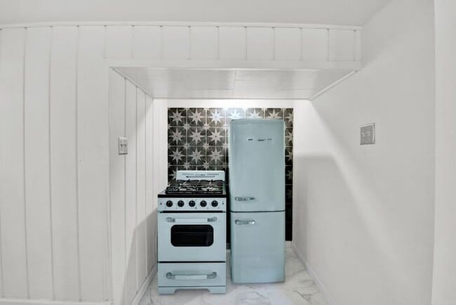 Building Photo - Elegant 1BR Basement Suite in Downtown His...