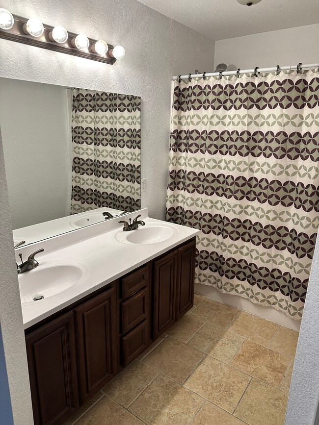 Building Photo - 1908 Red Bud Ct