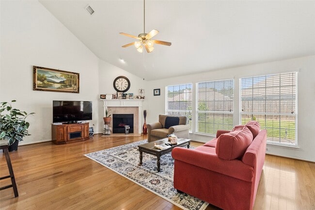 Building Photo - 427 Pinewood Ridge Dr