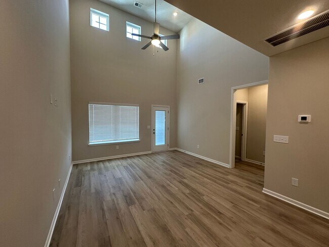 Building Photo - 4 Bed 3 Bath Townhome Near The Heart Of Shelbyville