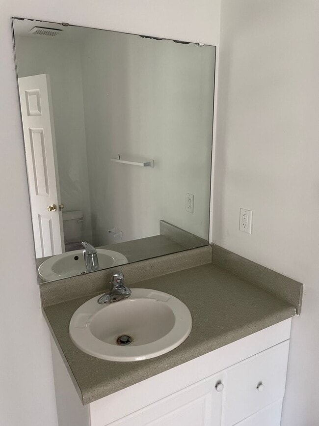 Building Photo - Recently renovated 3/2 on Balkin Rd