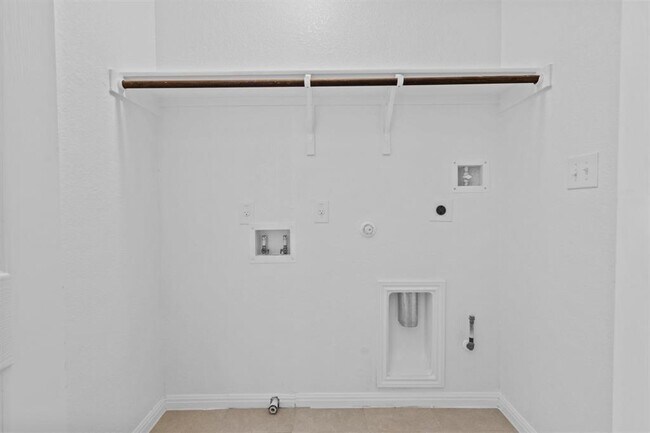 Building Photo - 520 Betty Ann Wy